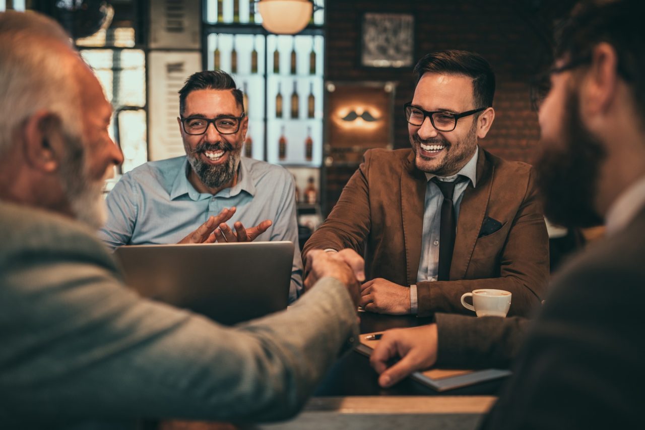 Sócios de uma empresa em reunião de trabalho